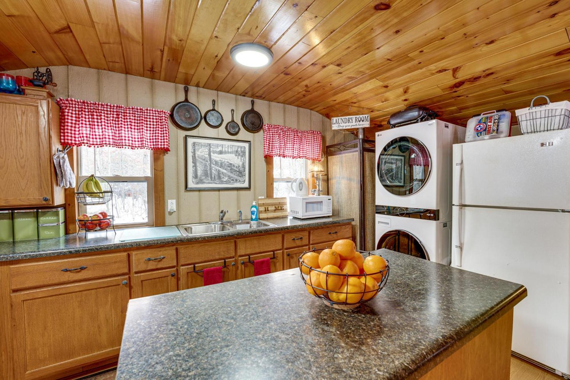 Pet-Friendly Irons Cottage About 4 Mi To Sand Lake! Dış mekan fotoğraf